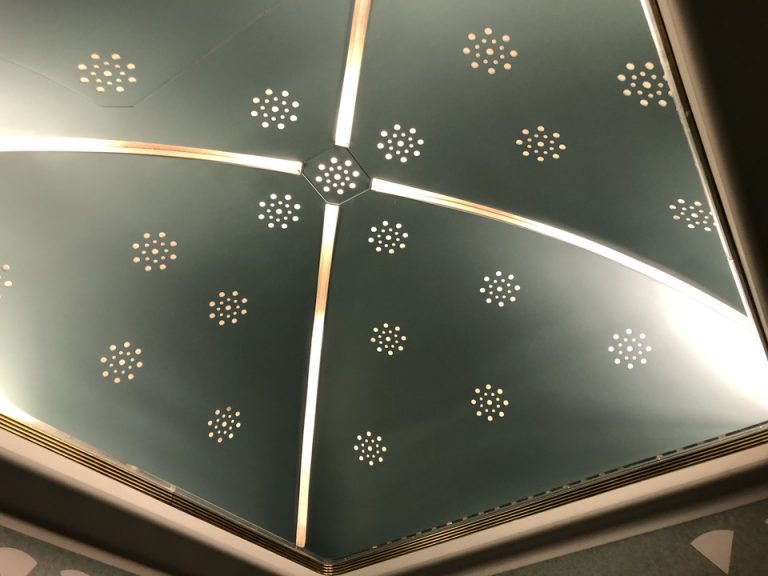 エレベーター内観:素敵な天井
