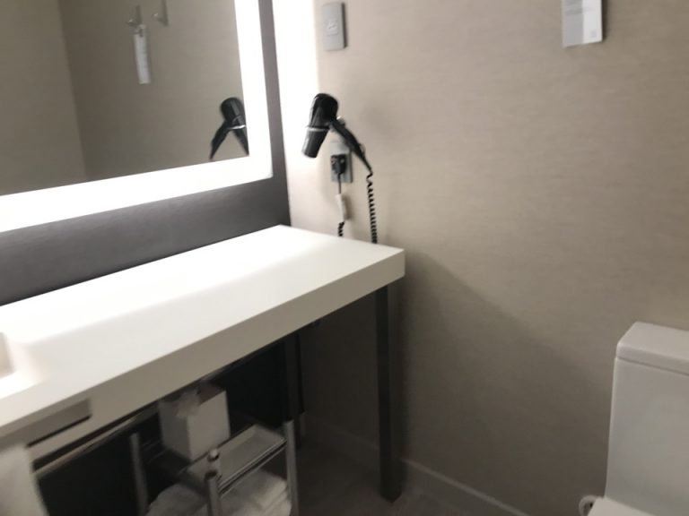 ドライヤーは壁にかかっていました