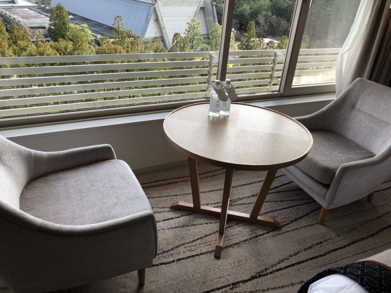 ソファとテーブル