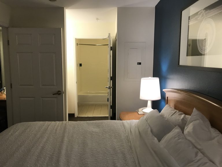 寝室側からバスルームにかけて