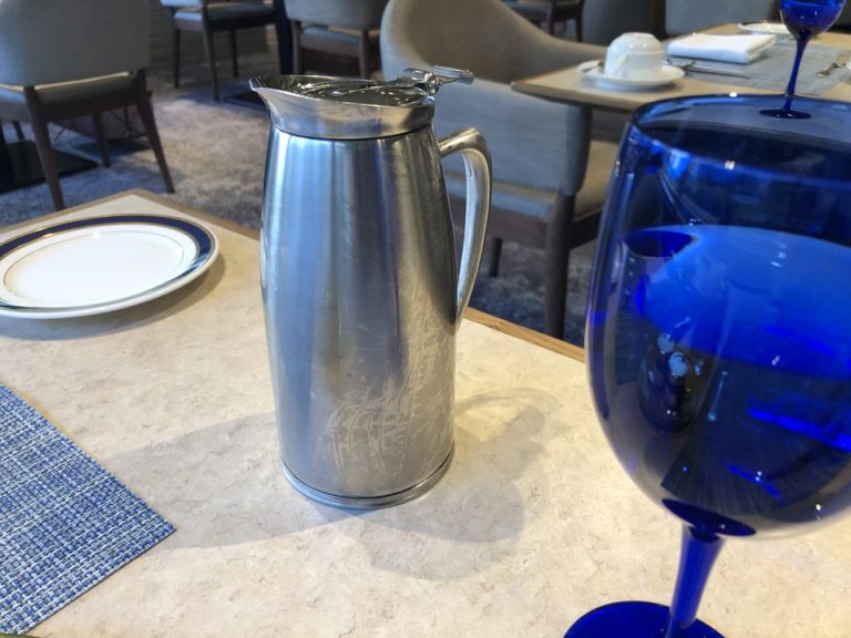 お代わりの珈琲はデキャンタ?にたっぷり入れてくれました