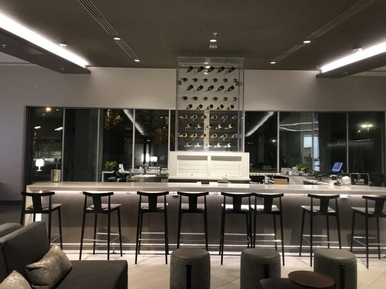 一階にはバーもありました。営業中は混んでいたので、真夜中に写真をとりました