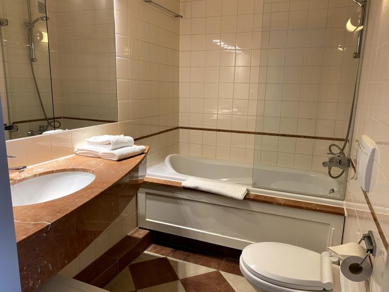 バスルーム入口から全景1