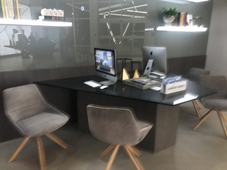 ビジネスゾーンは一階フロント前にオープンスタイルでありました