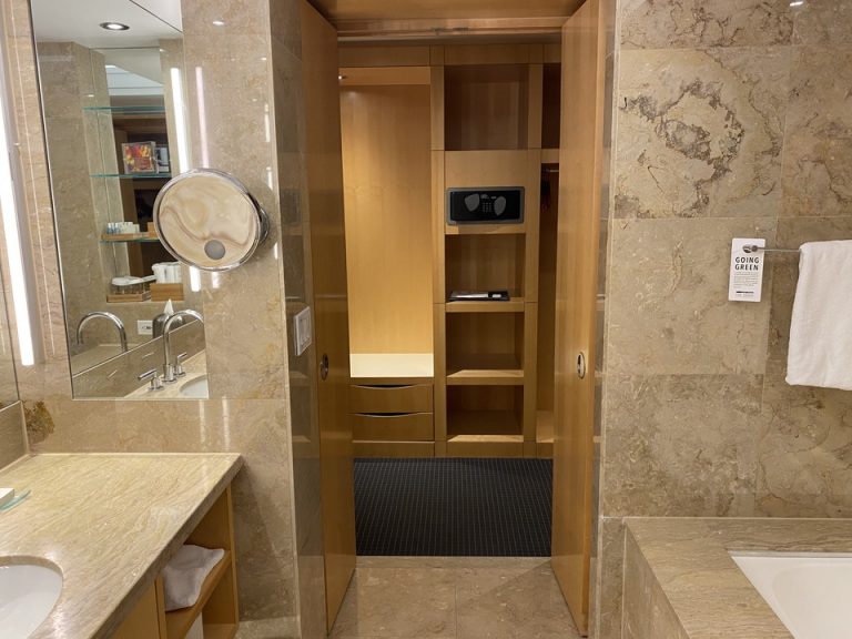 バスルーム内から入口