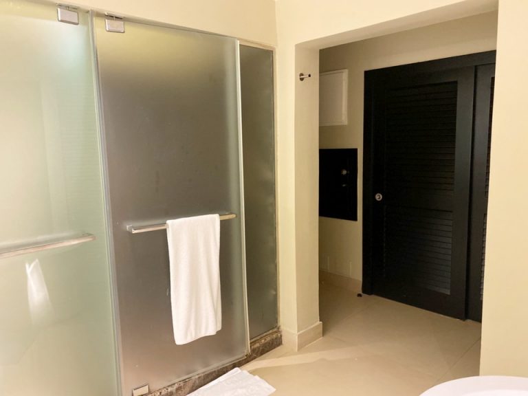 バスルーム内から入口