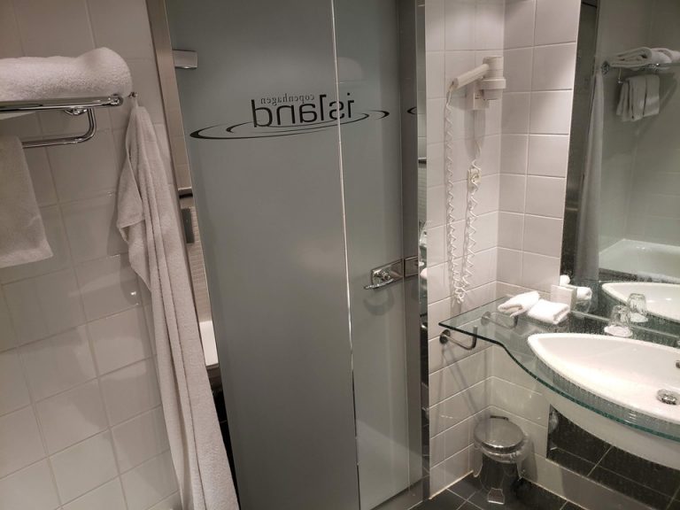 バスルーム内から入口