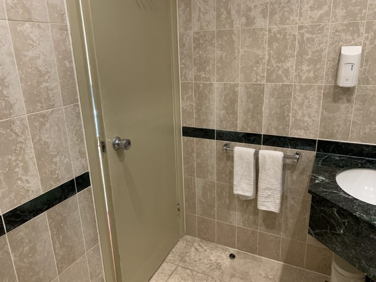 バスルーム内から入口