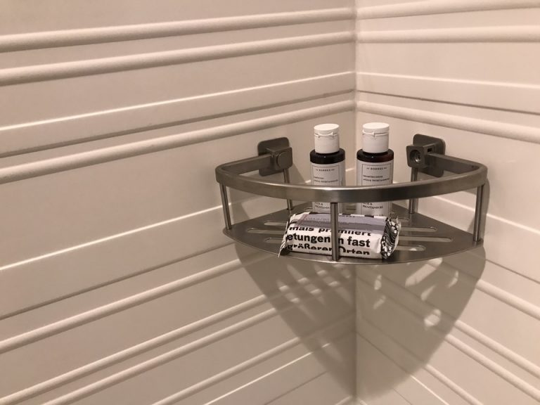 シャワー内にはこのような小さなカウンターコーナーもありました