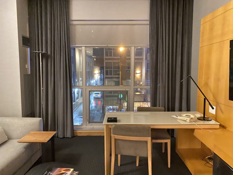 客室全体(窓際方向)・客室窓