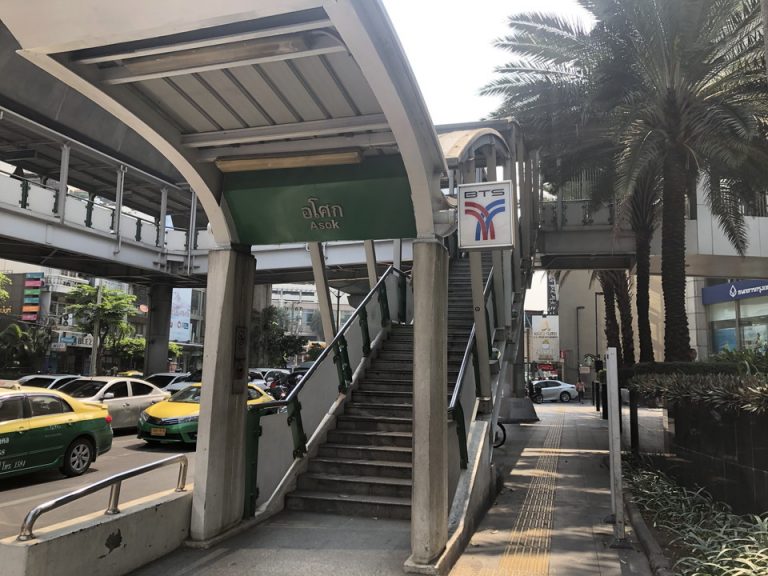 ホテルから徒歩5-10分。最寄り駅のAsok駅
