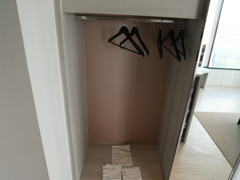 クローゼット内観