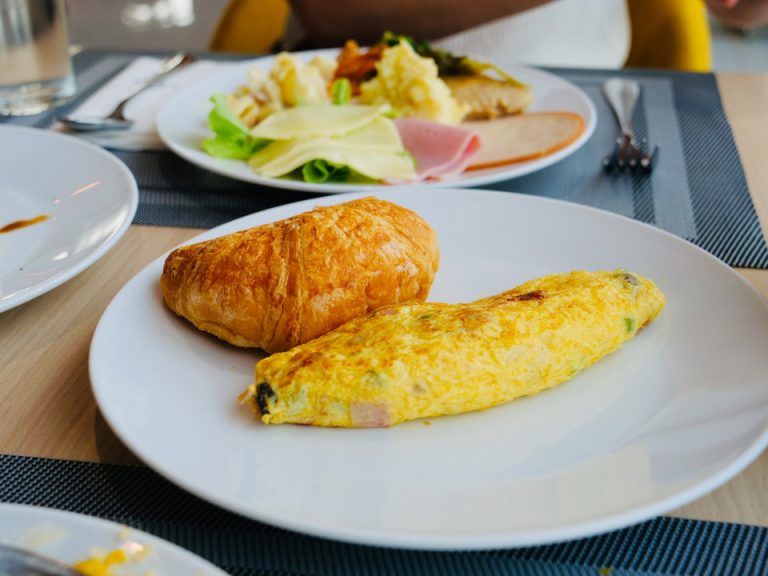 朝食出来立てオムレツ