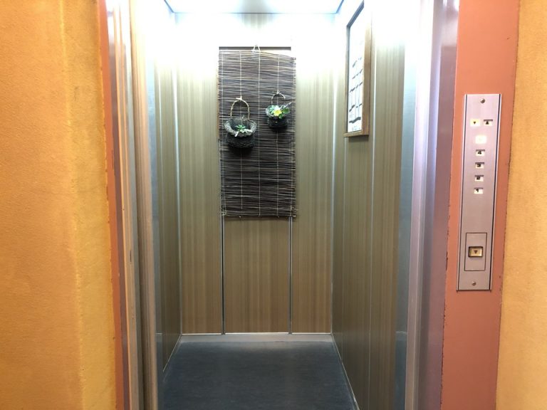 エレベーター内