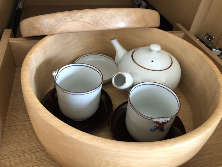 デスク引き出し 清水焼の湯飲み茶わん(1)