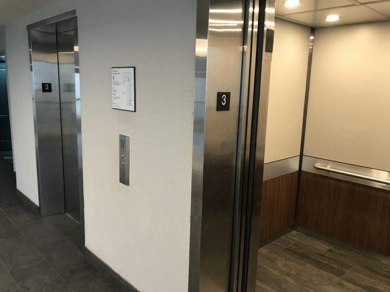 宿泊階エレベーターホール