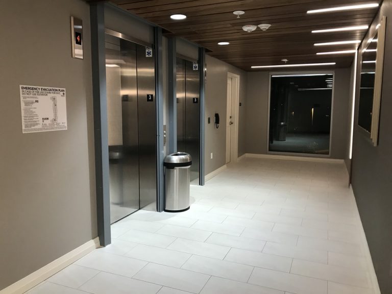 宿泊階エレベーターホール