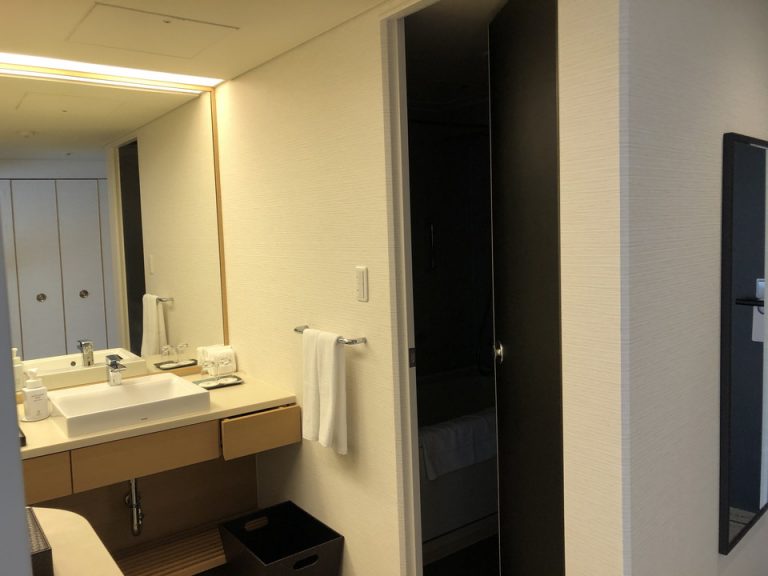 パウダールームとバスルーム入口ドア