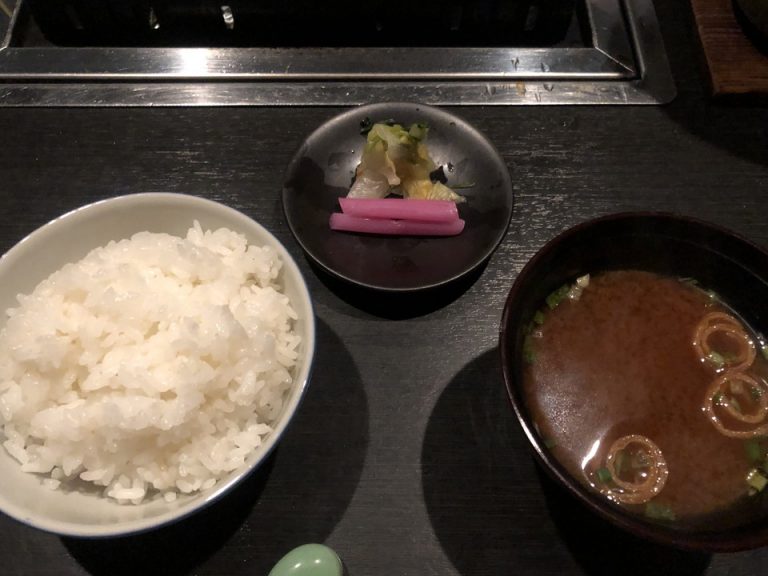 ご飯とお漬物と味噌汁(赤出し)