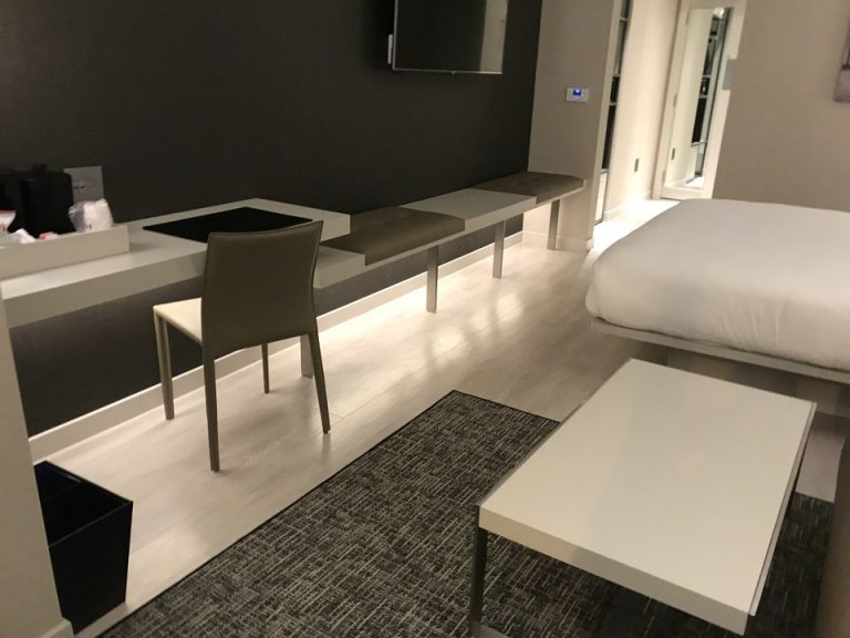 壁に面してテーブルや物をおけるスペースがありました