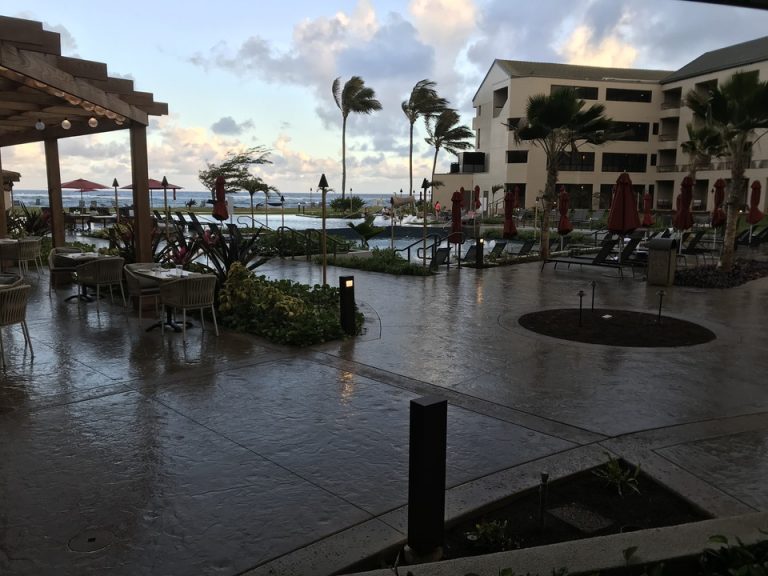 ロビーをぬけるとすぐに広がるプールに海が見えました