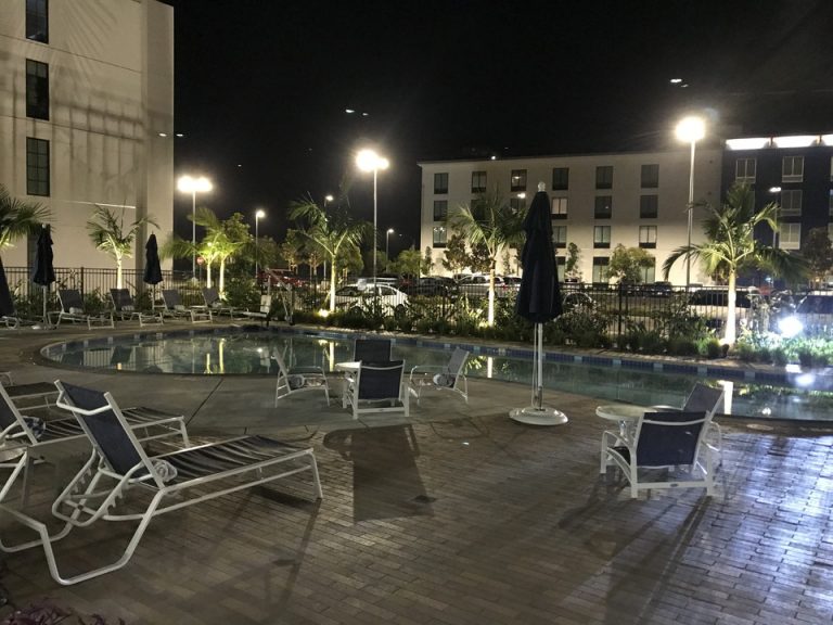 夜のプール ヒーティッドプールだったので湯気が立っていました