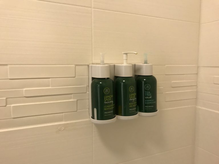 シャワーブース内設置されていたシャンプー等