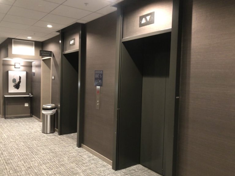 宿泊階エレベーターとその奥にハイドロステーション