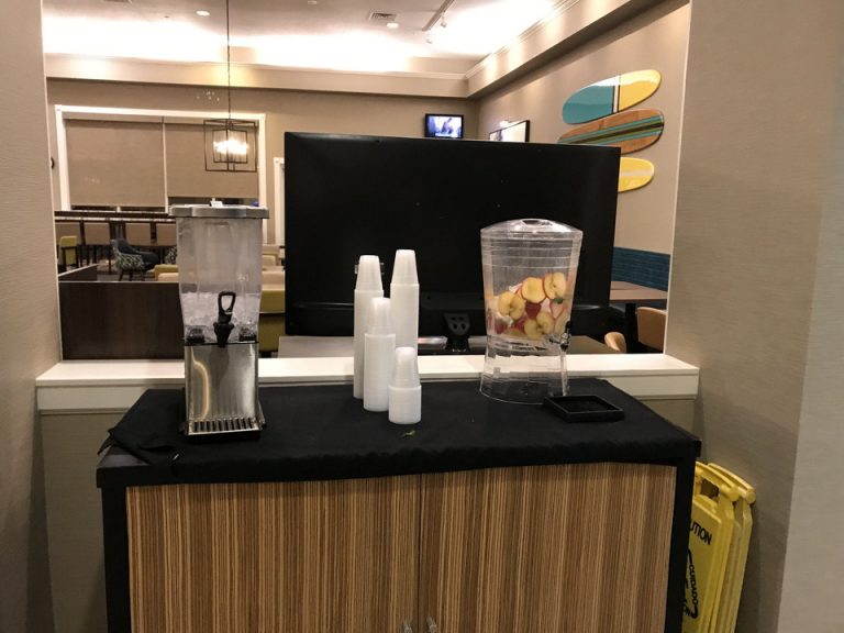 エントランス入って正面にはウォーターサーバーもあり自由にお水がいただけるようになっていました