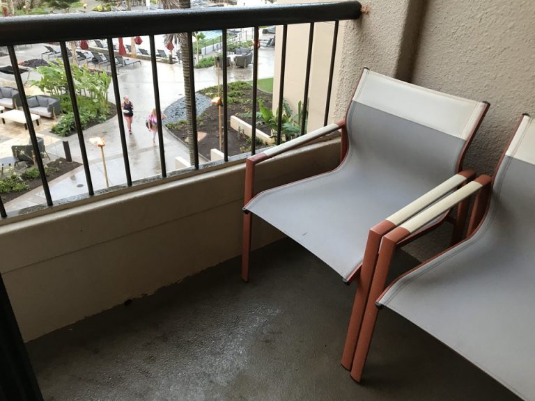 小さなスペースバルコニー外に出てしまうと海が広く見えました