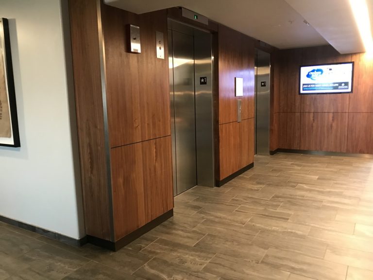 1階エレベーター付近