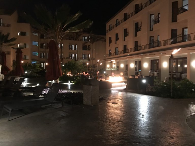 夜のプールサイド