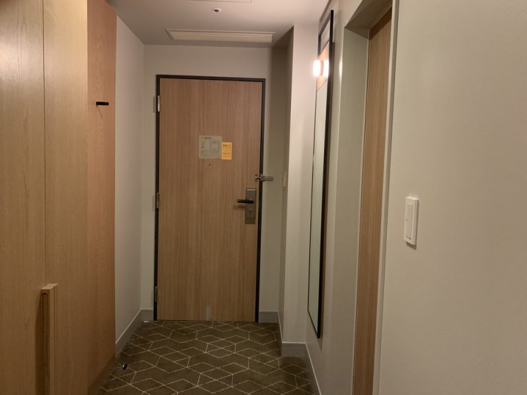 客室内側からドア2