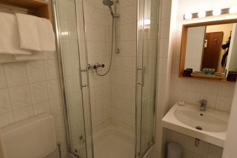 バスルーム入口から全景