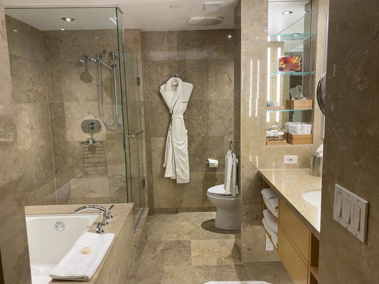 バスルーム入口から全景