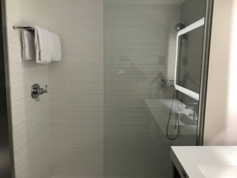 シャワールームはガラス張りで扉はなくガラスも半分まででした