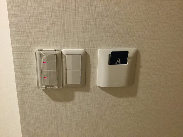 客室玄関横2スイッチ