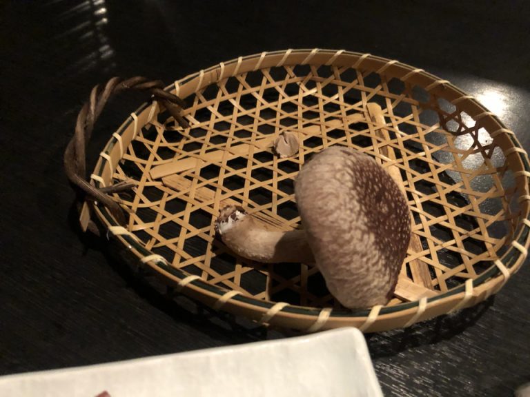 夕飯時に、旅館で育てている自家製椎茸。好きなものを選んでその場で焼いて頂くスタイル。