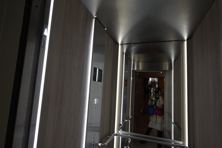 エレベーター内観2