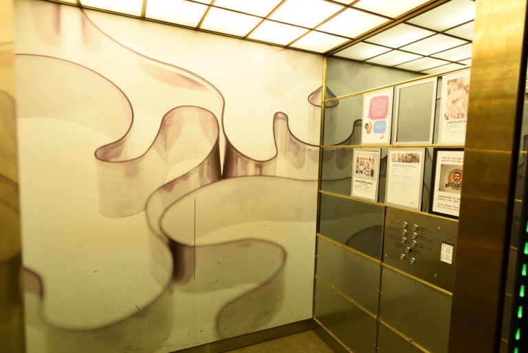 エレベーター内観2