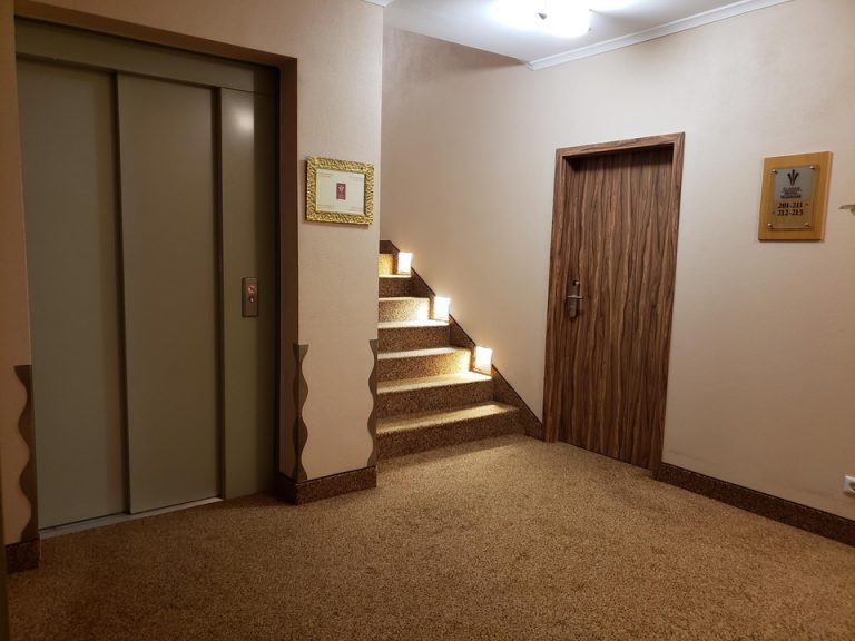 エレベーターホール客室階1