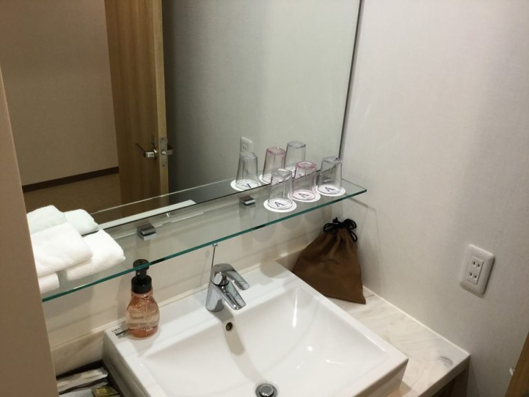 客室のバストイレ洗面台全体