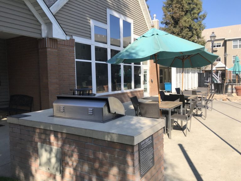 フロントを抜けると中庭にはBBQグリルやプールなどがありました