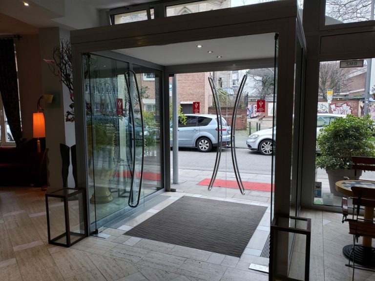 エントランス内観