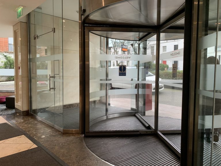 エントランス内観