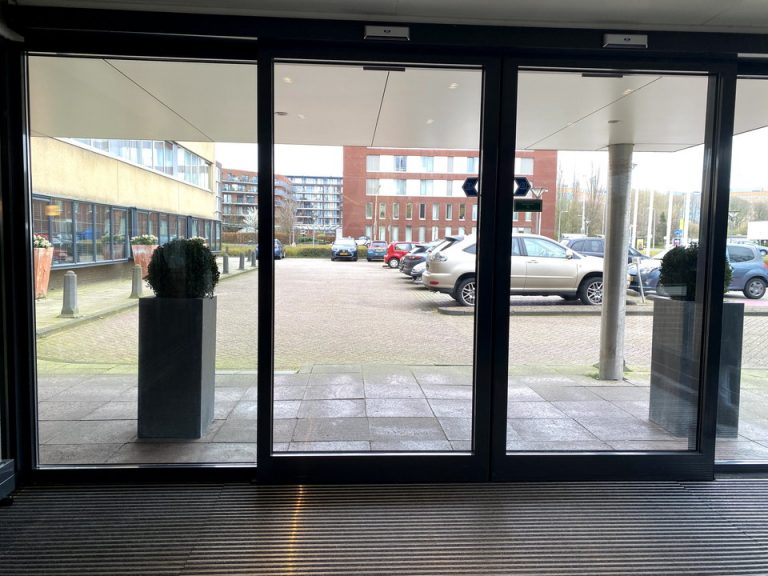 エントランス内観