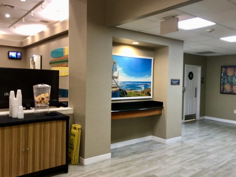 フロント周りにはあちこち海をイメージした絵が掲げられていました