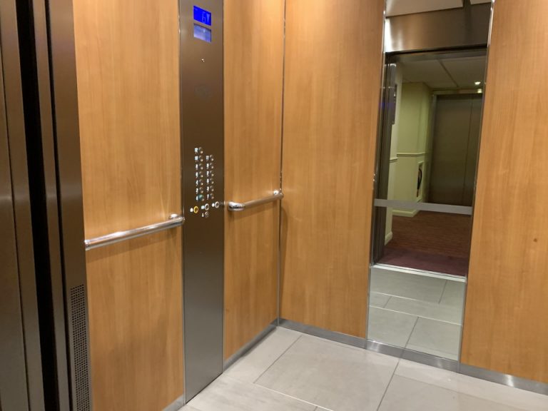 エレベーター内部2