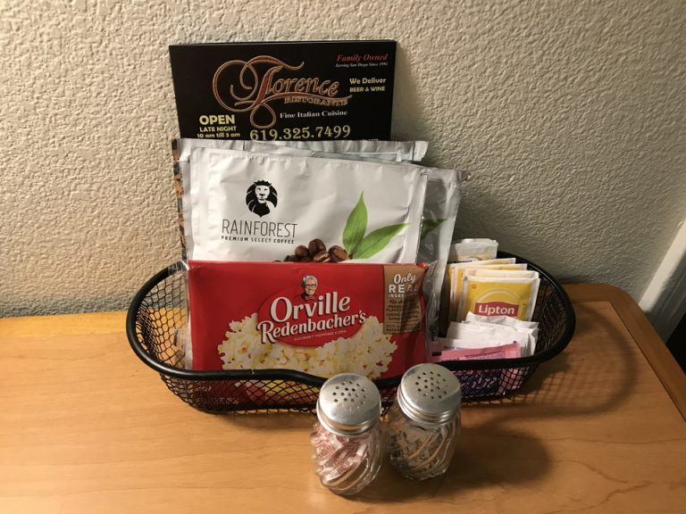 レギュラーコーヒーコーヒーポップコーン紅茶塩こしょうなどがダイニングテーブルに設置されていました