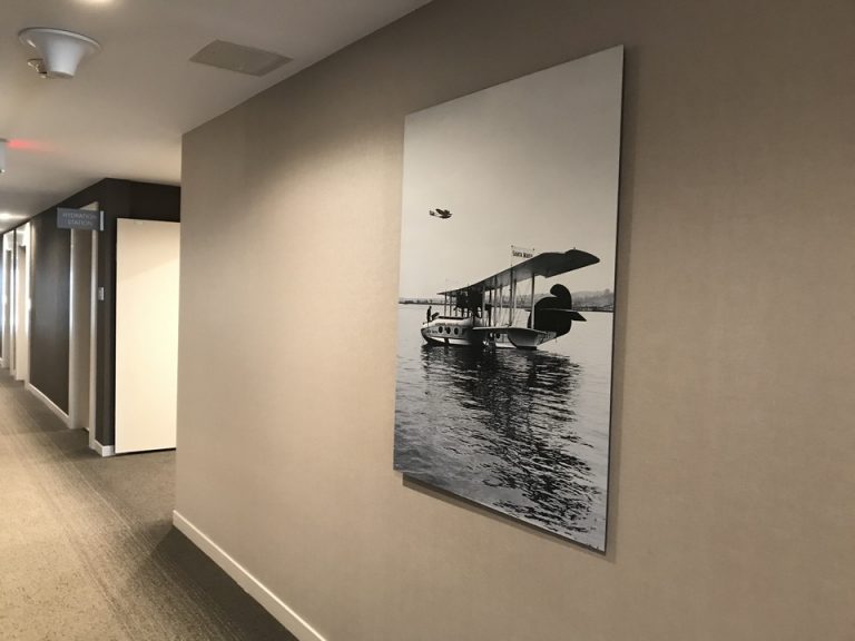 ホテル内にはたくさんのこのような飛行機をモチーフにした絵が掲げられていました